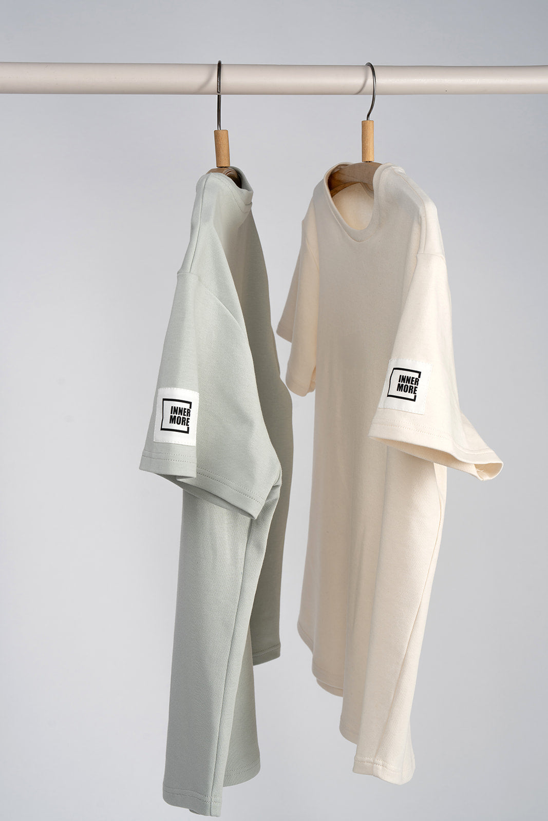 Innermore_t-sargid_munt_naturaalvalge_ripuvad riidepuul