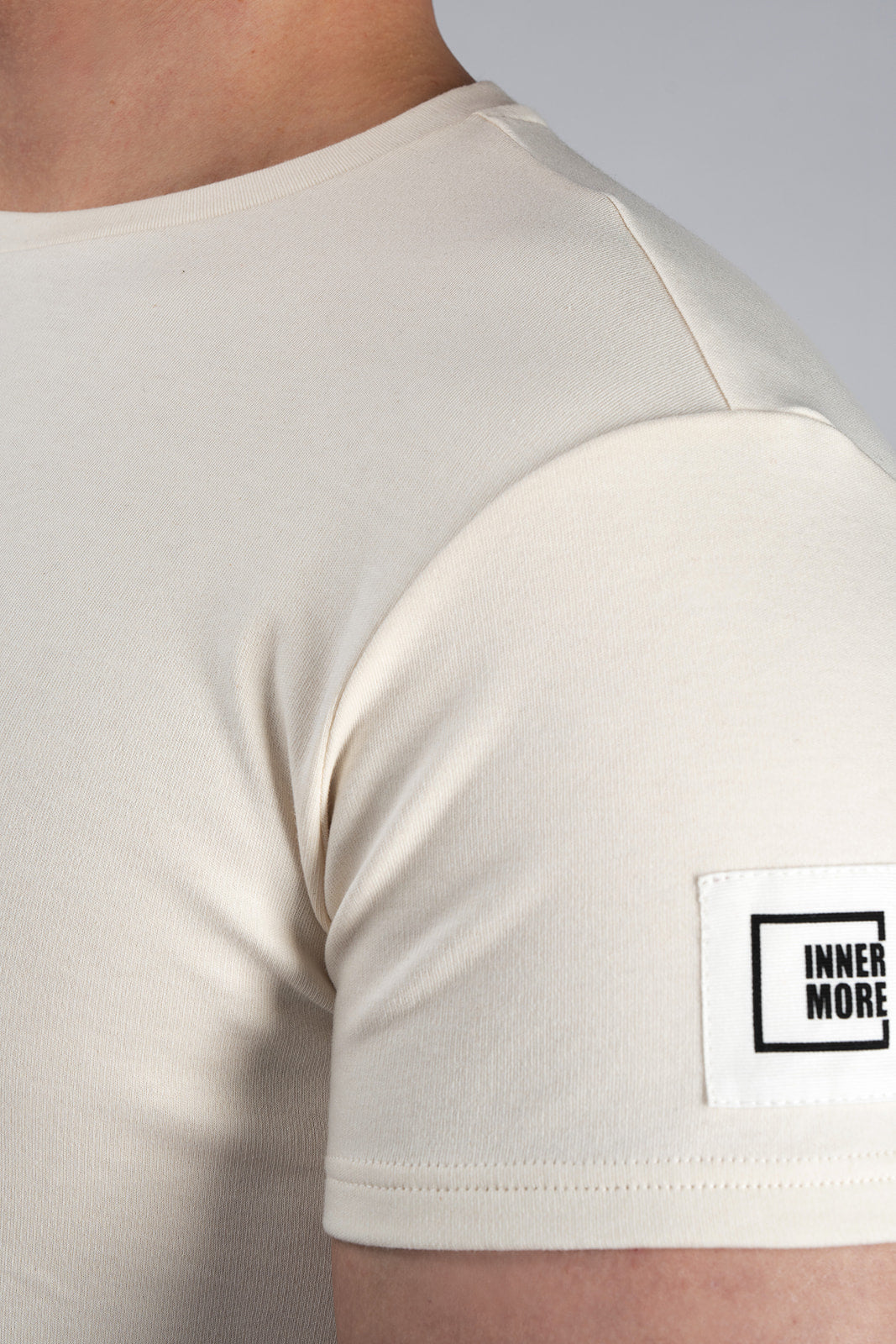Innermore_t-sark_naturaalvalge_meeste_mudel_slim_kaised